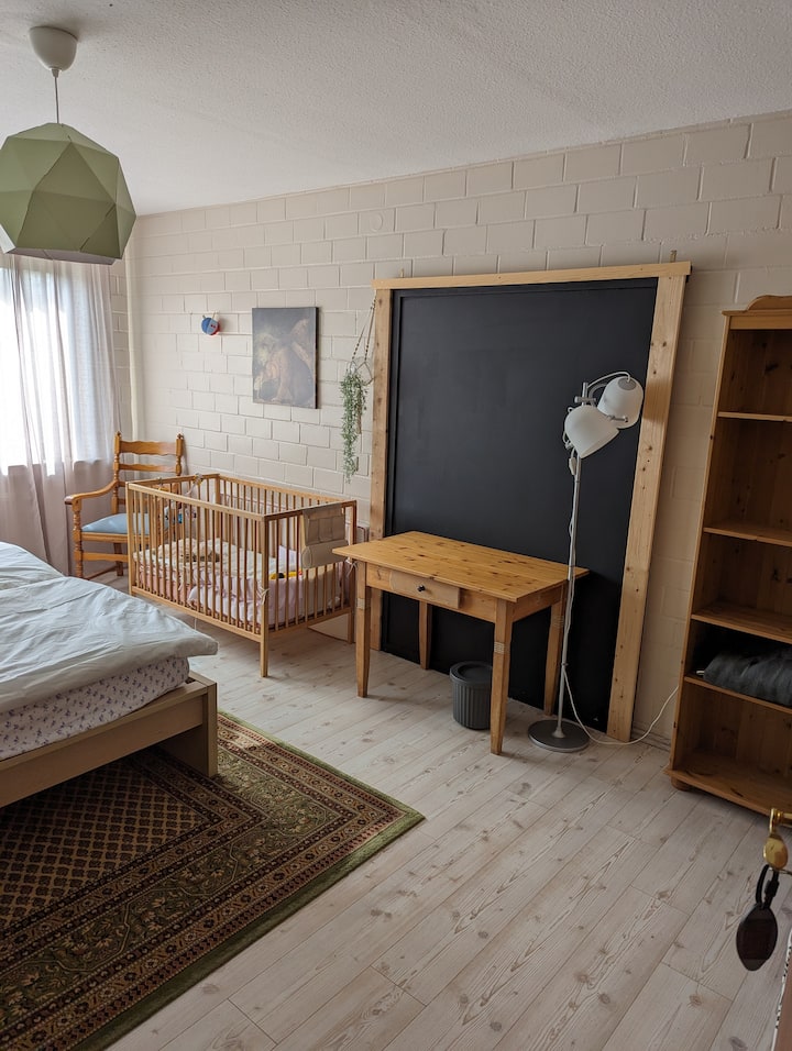 Ჩვილის საწოლი  და გამოსაცვლელი მაგიდა მთავარ საძინებელში