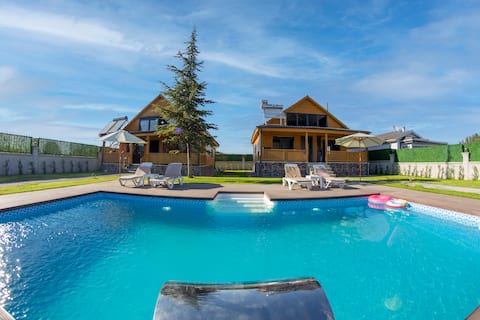 House with Pool, Sleeps 7