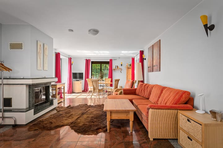 Obývacia izba s krbom, ktorú môžete využívať aj v chladných mesiacoch. Podlaha je v lete chladná, krásna a na jeseň a v zime podlahové kúrenie zaisťuje útulnosť. 