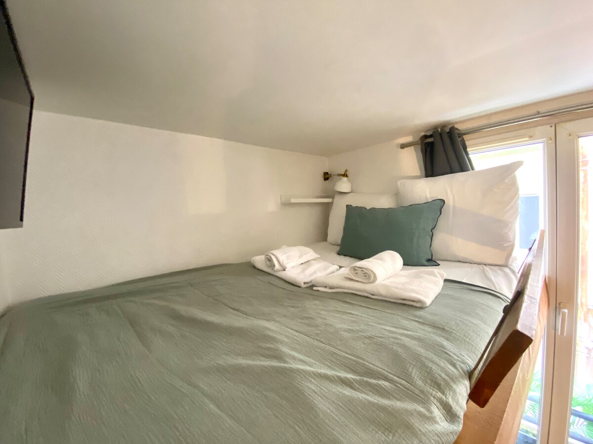 เตียงคู่แบบลอยตัว