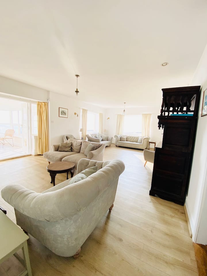 Iconic Beach House Spectacular Views, Huge Garden. - Holyhead