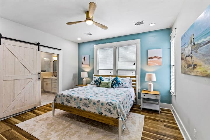 ห้องนอนหลักมีเตียงขนาดคิงไซส์และสมาร์ททีวีขนาดใหญ่ ห้องน้ำในตัวพร้อมอ่างล้างหน้าคู่และที่อาบน้ำยืนขนาดใหญ่และตู้เสื้อผ้าขนาดใหญ่ 