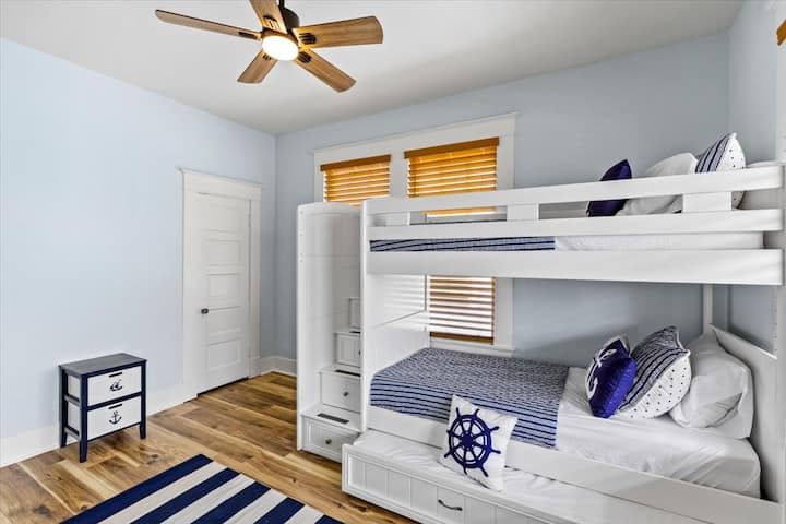 ห้องนอนเด็กพร้อมเตียงสองชั้นและเตียงเลื่อนด้านล่าง นอกจากนี้ยังมีของเล่นสำหรับเด็กเล็ก หนังสือ ฯลฯ 