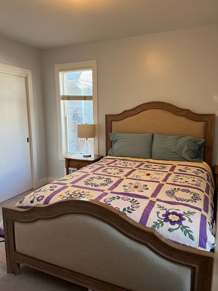 Ეს საძინებელი არის მთავარ სართულზე და აქვს მიმაგრებული სააბაზანო 