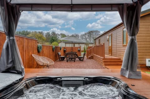 Family Luxury York Cabin Retreat with hot tub