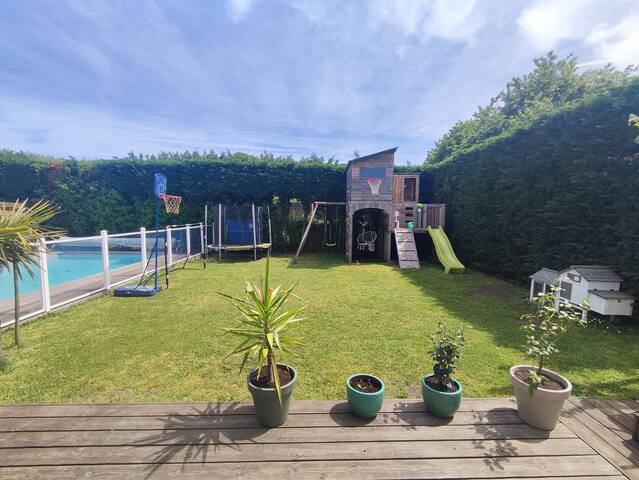 Maison familiale avec jacuzzi et jardin privé gallery image 3