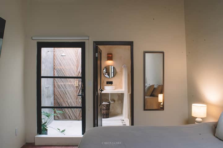 Chumba safi cha kulala kilicho na kitanda aina ya queen | Chumba safi cha kulala kilicho na kitanda aina ya