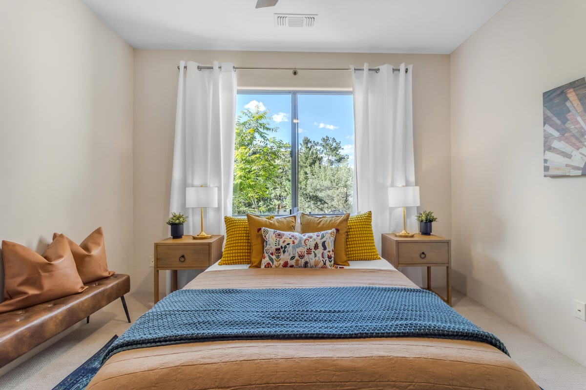 Bed 1 is spacious and cozy and has a view of Thunder Mountain. The high quality mattress will ensure a good night's rest. 