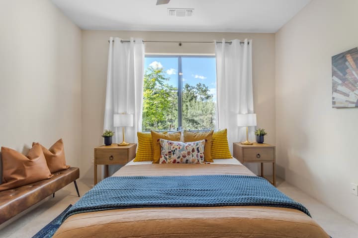 מיטה 1 היא רחבה ונעימה ויש לה נוף להר הרעם. המזרן האיכותי יבטיח שנת לילה טובה. 