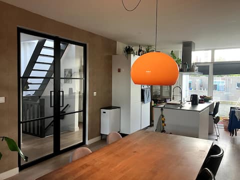 Artistic apartment with roof terrace, near the sea
