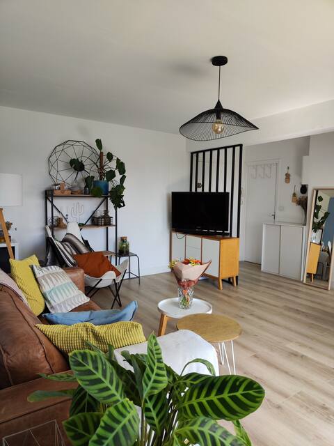 Successful Airbnb property: Bright and quiet apartment with parking in La Madeleine