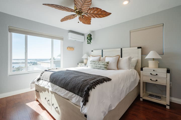 הסוויטה הראשית השנייה מלאה גם במיטת קינג סייז מפוארת ונופים מרהיבים