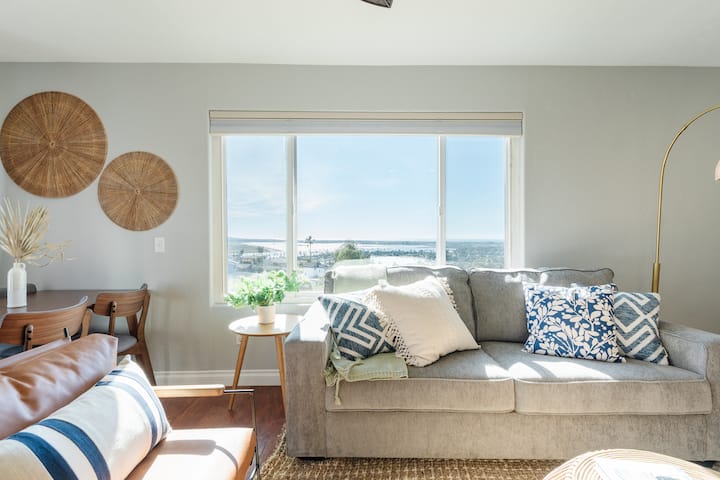 ליהנות מהנופים הסוחפים מעל המים ומעבר לגגות