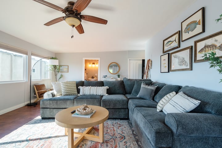 הסלון יכול לשמש גם כמרחב שינה נוסף עם ספה נפתחת לשניים