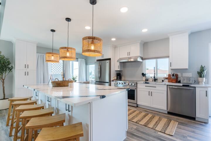 Bay Park Duplex Oasis w/ HotTub & Stunning Views! gallery image 4