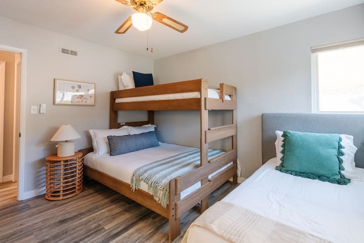 מושלם למשפחות, חדר שינה שלוש מתאים לארבעה עם קווין ושתי מיטות יחיד