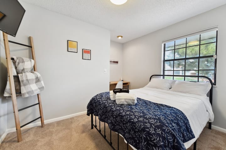 חדר שינה עם שולחן, Wi-Fi מהיר לעבודה מרחוק