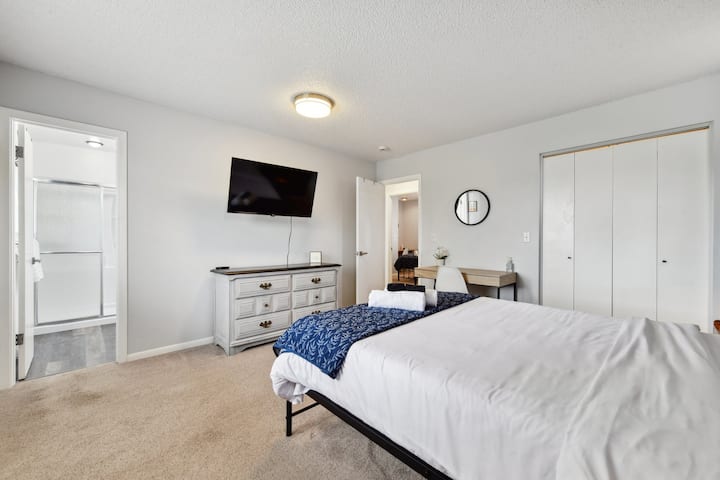 בחדר השינה הראשי יש חדר רחצה פרטי. מיטת קווין סייז, שידות לילה עם שקעי USB, שולחן עבודה למי שעובד מהבית.