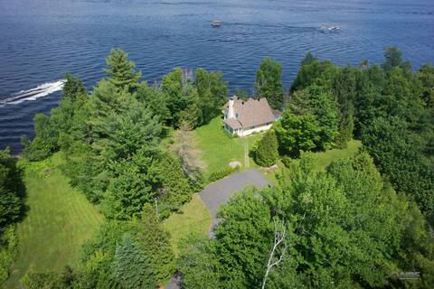 At the edge of Lake Aylmer | Waterfront | Privacy