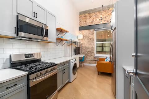 Top Airbnb: Luxe Mercantile industrial loft! Dogs ok! Parking! in Birmingham