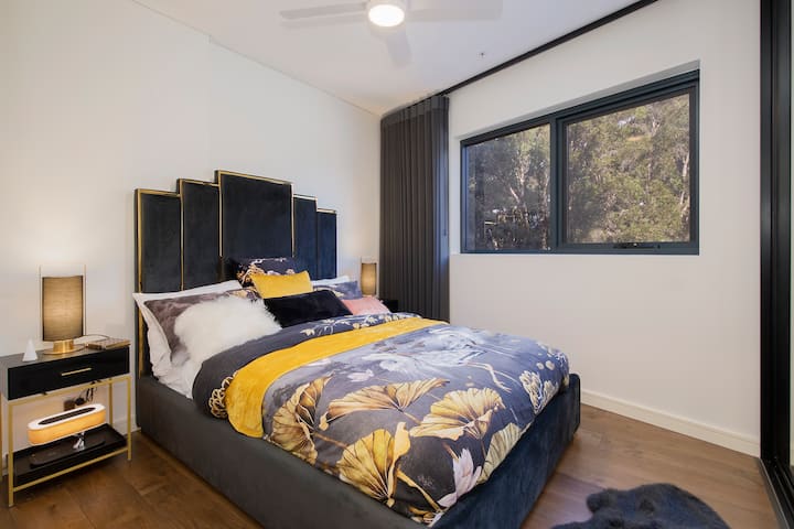 Ľahko sa vyspite v pohodlnej manželskej posteli so štýlovou posteľnou bielizňou pre dobrý spánok.
