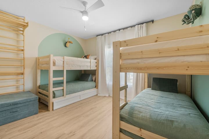 Soba na kat za djecu s zabavnim dizajnom i jedinstvenim zidom za penjanje!