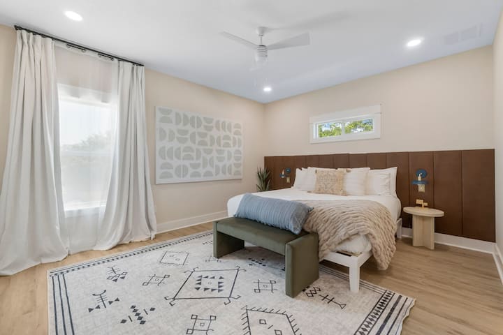 Na katu je spavaća soba s bračnim krevetom i vlastitom kupaonicom