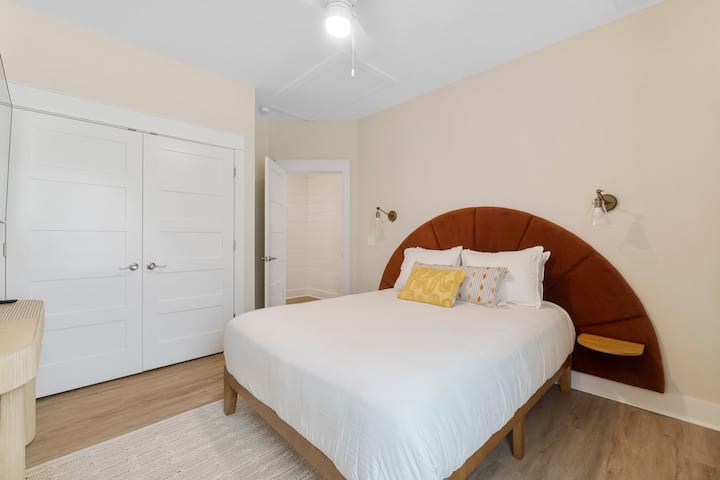 Na katu je spavaća soba s bračnim krevetom i prilagođenim uzglavljem