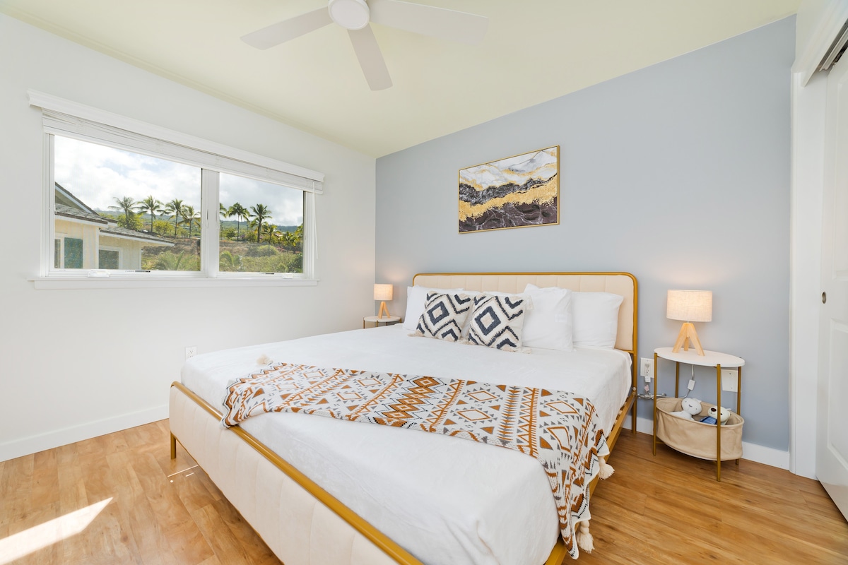 غرفة نوم ثالثة بسرير كينج وإطلالة على الجبل