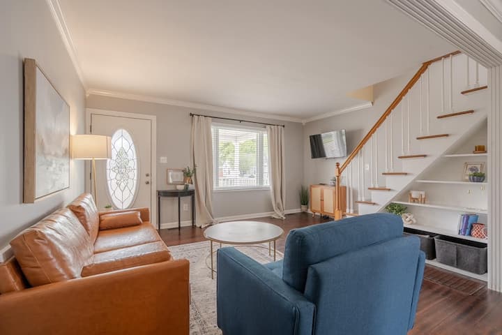 Charming Midtown Manor 2 Bedroom + Bonus Room