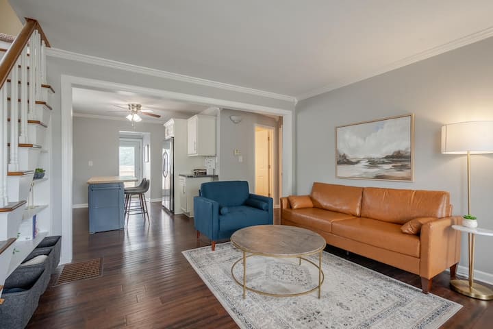 Charming Midtown Manor 2 Bedroom + Bonus Room