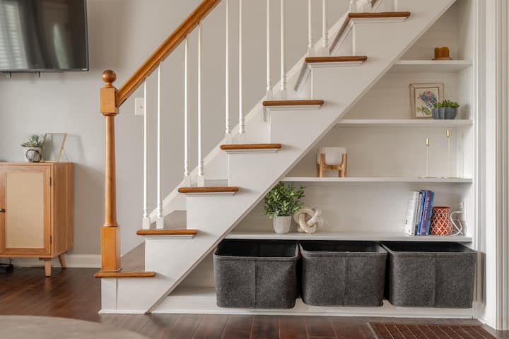 Charming Midtown Manor 2 Bedroom + Bonus Room