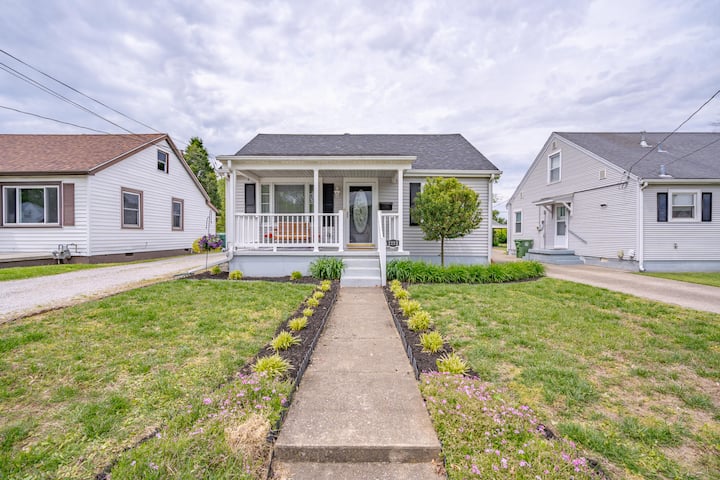 Charming Midtown Manor 2 Bedroom + Bonus Room