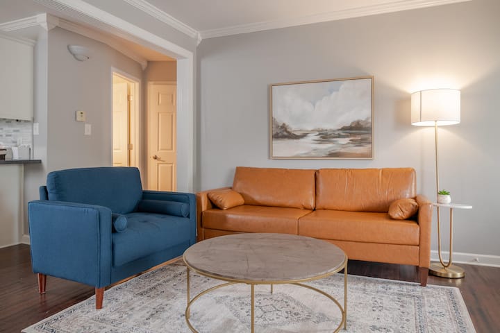 Charming Midtown Manor 2 Bedroom + Bonus Room