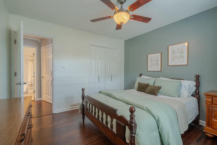 Charming Midtown Manor 2 Bedroom + Bonus Room