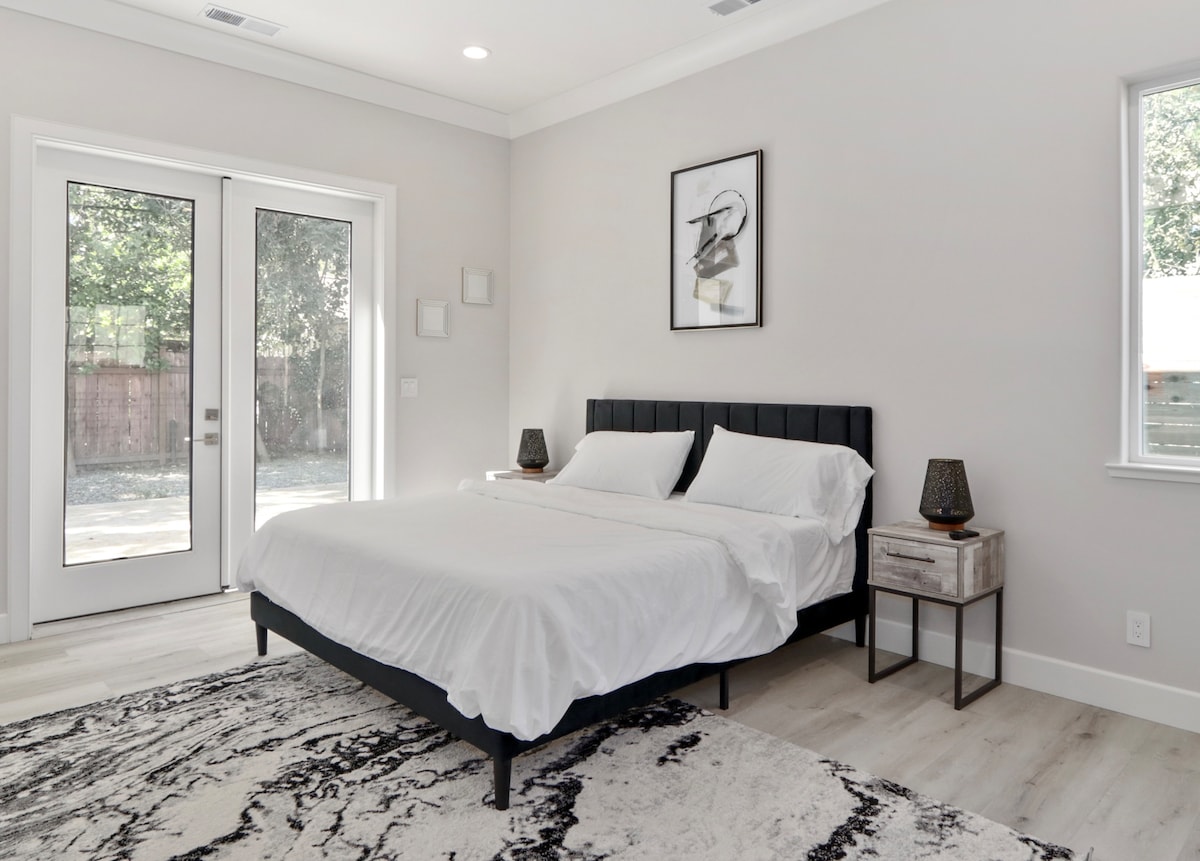 Ქვედა მთავარი საძინებელი ცალკე აბაზანა-ტუალეტით და შესასვლელი კარადით“