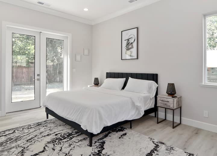 Dhomë gjumi kryesore në katin e poshtëm me banjë private brenda në suitë dhe dollap shëtitës "