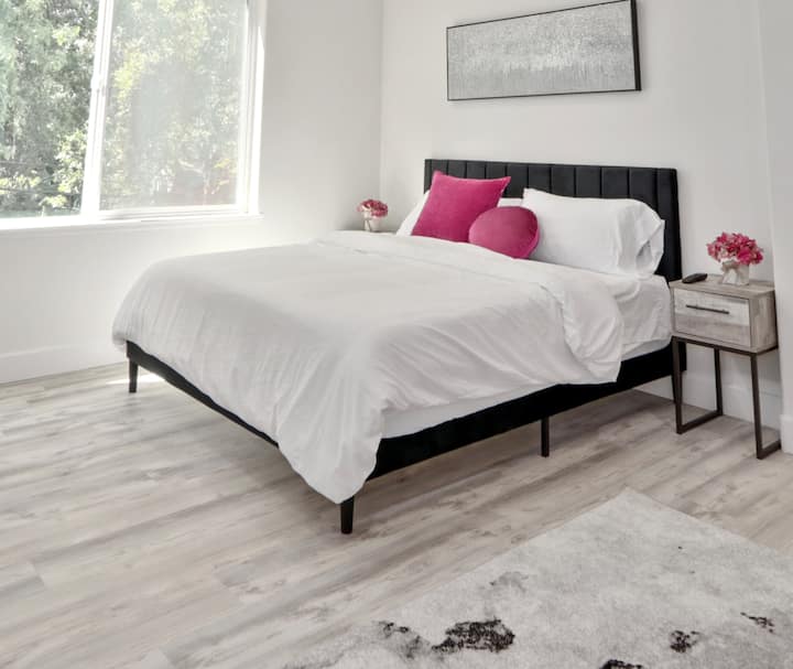 Dhomë gjumi kryesore në katin e sipërm me dy dollapë, një hyrje dhe një banjë private brenda në suitë