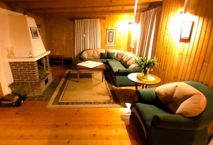 ห้องนั่งเล่นพร้อมเตาผิง