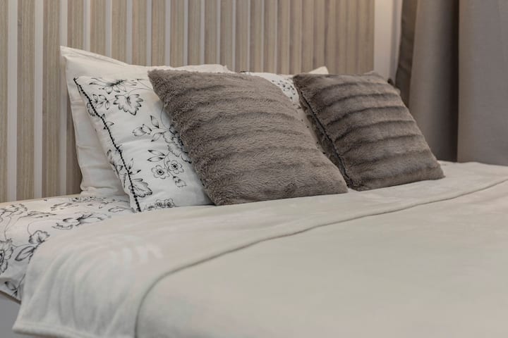 Dormitorio con cómoda cama doble 