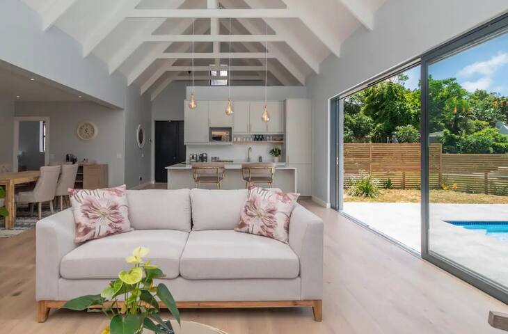 Stunning House in Constantia gallery image 3