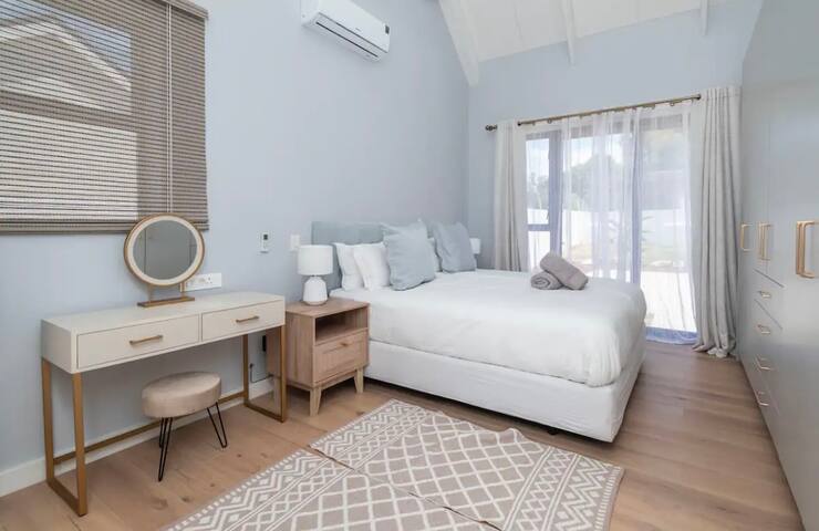 Stunning House in Constantia gallery image 5