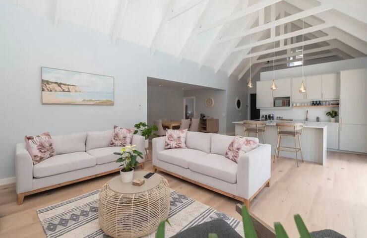 Stunning House in Constantia gallery image 2