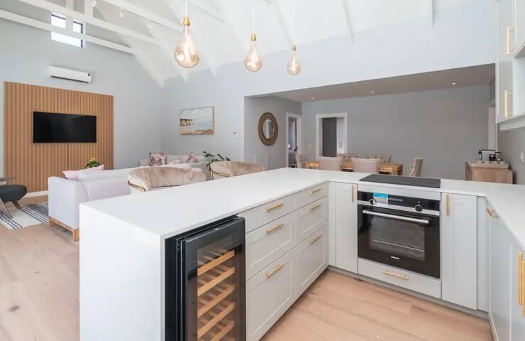 Stunning House in Constantia gallery image 4