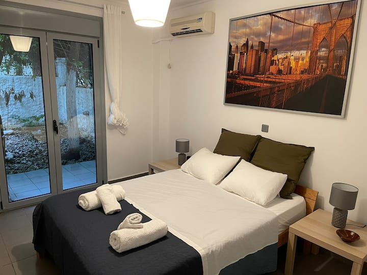 Stylish Apt With Garden, Metro - Athènes