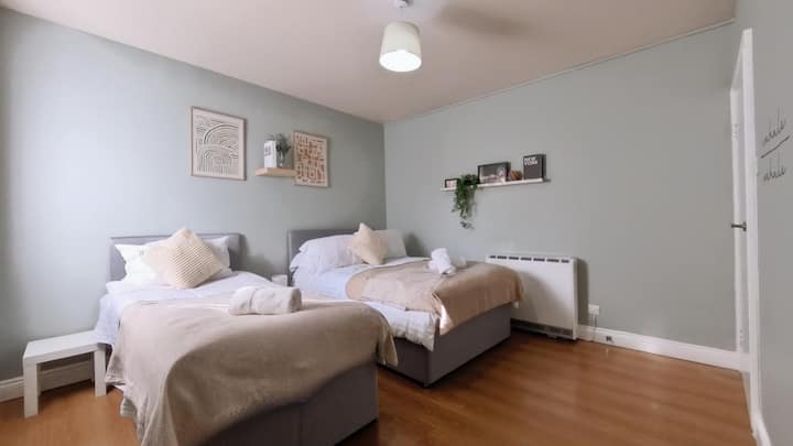 Dvokrevetna soba: u sobi se nalaze dva kreveta za jednu osobu s čistom posteljinom i jednostavnim uređenjem, što gostima pruža udoban raspored spavanja. Neutralni tonovi i minimalistički dizajn stvaraju mirnu atmosferu.
