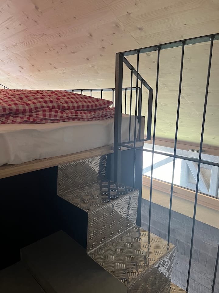 טיפוס על סולם לקומת הביניים