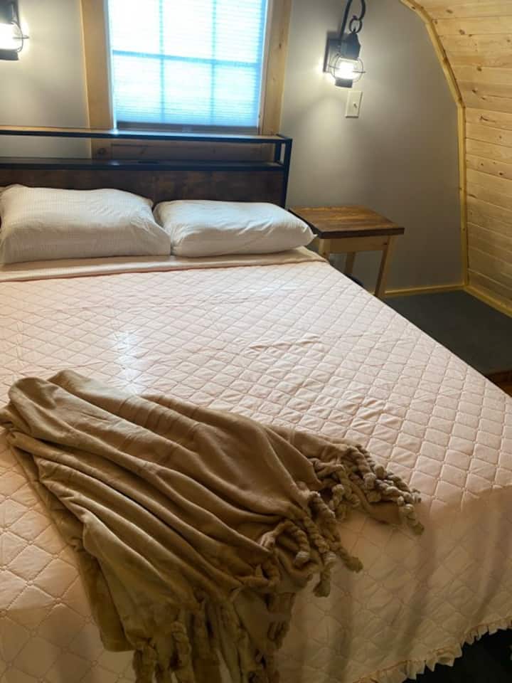 Hiki ni chumba cha kulala cha kwanza chenye roshani. Ina kitanda kamili chenye bandari za usb kwenye ubao wa kichwa. 