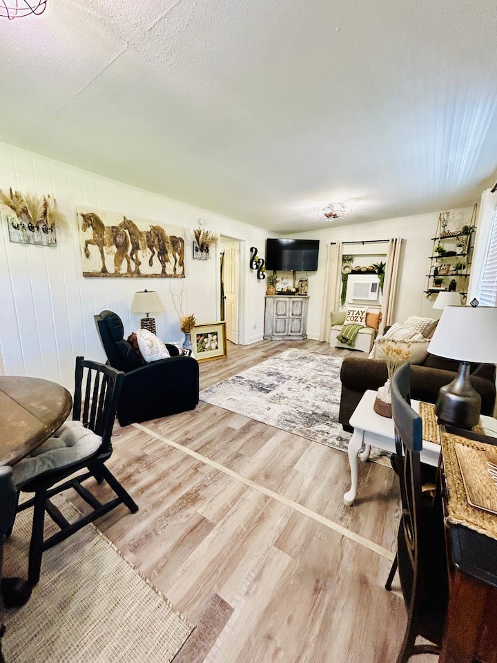Upstairs 1br/1bath Rustic/cozy Retreat - Daphne, AL