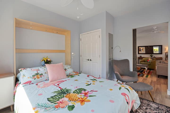 Zima mwangaza wa jua, chumba hiki kina mapazia kamili ya kuweka giza kwenye chumba cha ukuta.